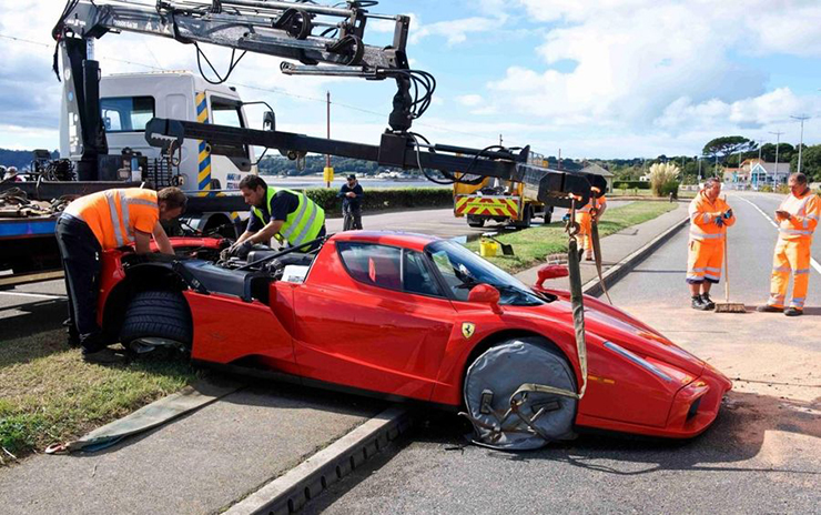 Lái Ferrari Enzo "hàng hiếm" đi giao khách, nhân viên gây tai nạn kinh hoàng - 4