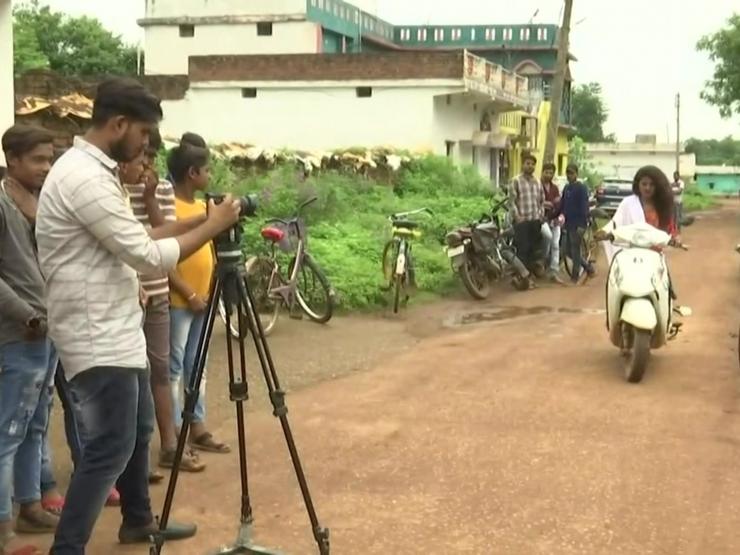 Bạn trẻ - Cuộc sống - Ngôi làng giàu lên nhờ ai cũng trở thành Youtuber