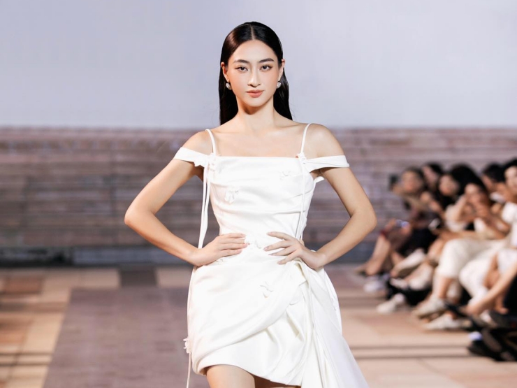 Lương Thuỳ Linh khoe chân dài 1,22m ấn tượng trên sàn diễn thời trang
