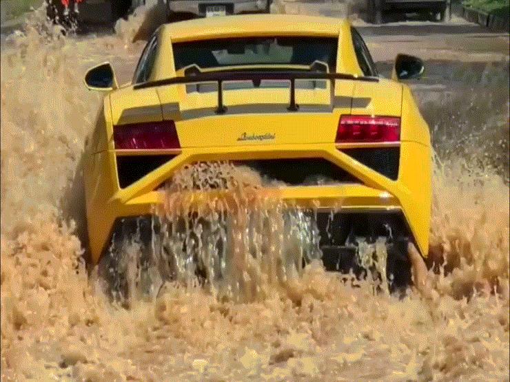 Clip: Siêu xe Lamborghini lội nước khiến người xem bất ngờ