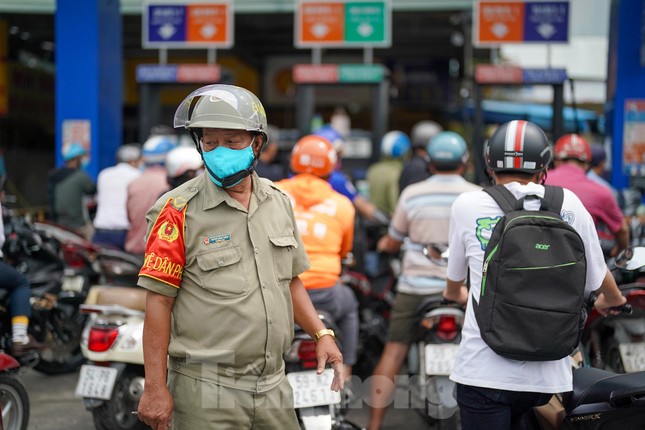 Cám cảnh: Người dân hút xăng trong xe, chia nhau từng giọt vượt \\\\\\\\\\\\\\\'cơn khát\\\\\\\\\\\\\\\' - 11