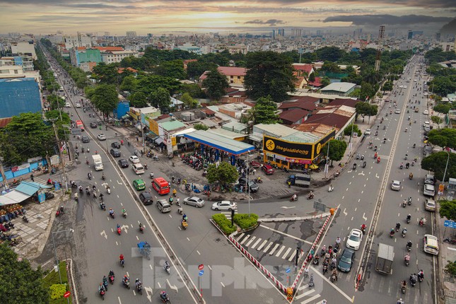 Cám cảnh: Người dân hút xăng trong xe, chia nhau từng giọt vượt \\\\\\\\\\\\\\\'cơn khát\\\\\\\\\\\\\\\' - 1