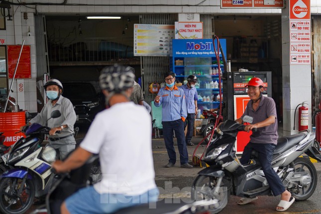 Cám cảnh: Người dân hút xăng trong xe, chia nhau từng giọt vượt \\\\\\\\\\\\\\\'cơn khát\\\\\\\\\\\\\\\' - 5