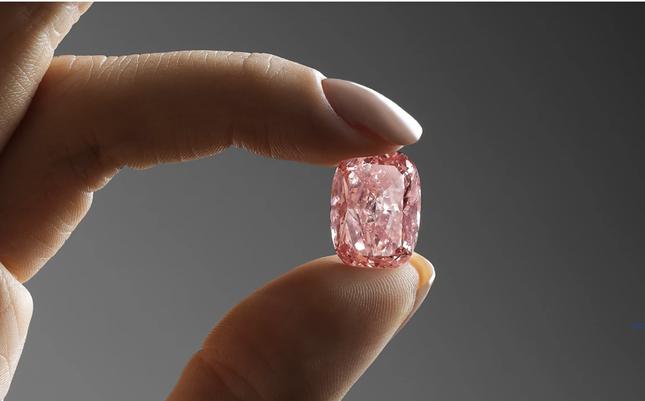 Viên kim cương hồng quý hiếm có khối lượng 11,15 carat.