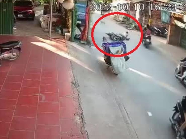 Tin tức trong ngày - Clip: Chó "phóng" vào xe máy gây họa cho tài xế và hành động đẹp của người đàn ông