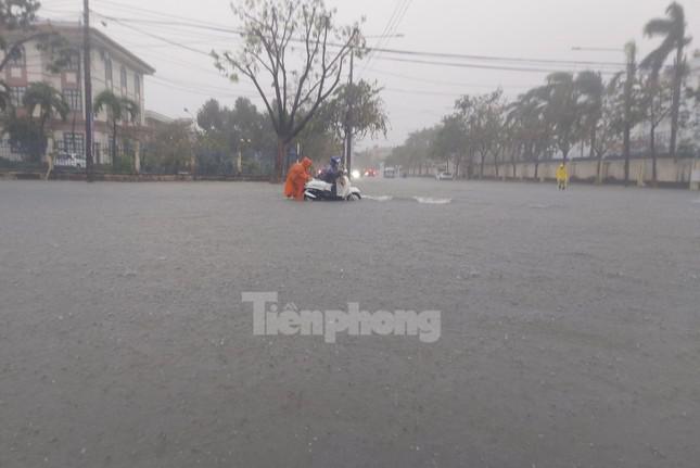Chiều 10/10, tại Quảng Nam tiếp tục có mưa lớn gây ngập lụt nhiều nơi. Ảnh Hoài Văn