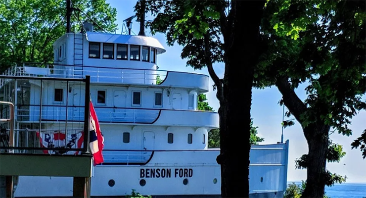 Một ngôi nhà từ chiếc tàu hỏng nằm tại Đảo Hoàng tử Edward, Canada: Chiếc tàu chở hàng, Benson Ford này  được chế tạo vào năm 1924 và được sử dụng trên biển cho đến năm 1981. Sau khi được bán đi, nó đã được cải tạo tại thành một ngôi nhà riêng 5 phòng với tầm nhìn tuyệt đẹp ra Hồ Erie.
