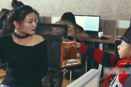 Clip hài hước - Học sinh gương mẫu "nhặt được của rơi tìm người trả lại"