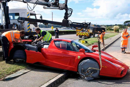 Lái Ferrari Enzo "hàng hiếm" đi giao khách, nhân viên gây tai nạn kinh hoàng