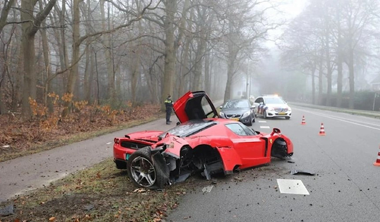 Một chiếc&nbsp;Ferrari Enzo tại Hà Lan gặp tai nạn khi khách hàng chạy thử. Ảnh: Thesupercarblog.