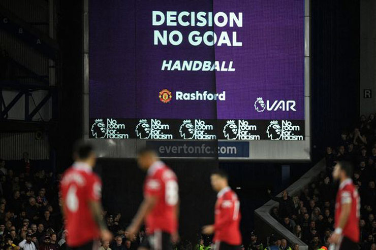 Rashford bực tức chỉ trích VAR, báo Anh lý giải nguyên nhân MU mất bàn thắng - 4