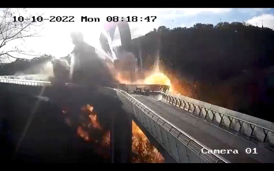 Một cây cầu ở Ukraine bị trúng tên lửa hôm 10/10 (ảnh: Reuters)