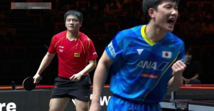 Zhendong (trái) thúc thủ trước đối thủ trẻ tuổi Nhật Bản