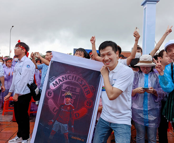 MC Trần Ngọc dẫn cầu truyền hình Olympia ở Thái Bình trong trận chung kết "Đường lên đỉnh Olympia 2022"