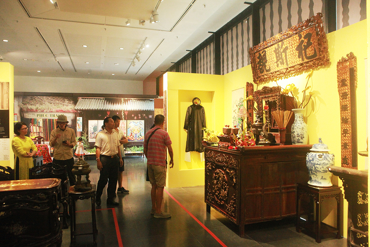  Xung quanh bày đồ thờ có bát hương, mâm bồng, lọ hoa, chân nến... Phía trên thường treo bức hoành phi câu đối