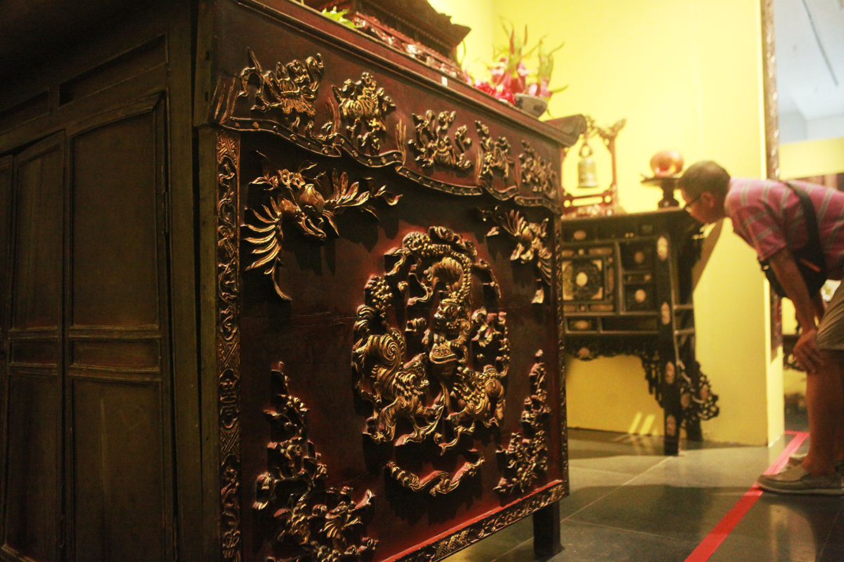 Mảng chạm khắc gỗ sơn son thếp vàng ở phần chân đế của tủ thờ
