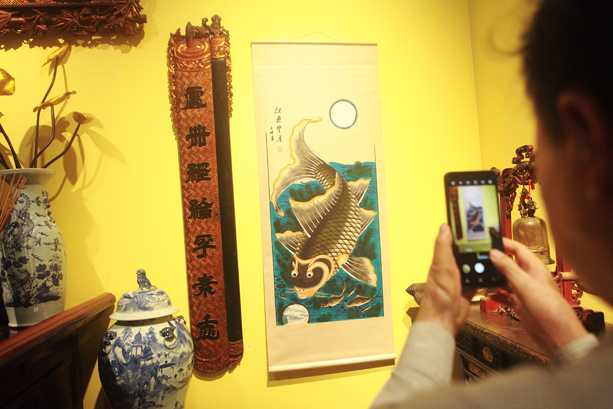 Tranh giấy "Cá chép trông trăng" thể hiện mong muốn một cuộc sống viên mãn, may mắn trên con đường công danh sự nghiệp, học hành