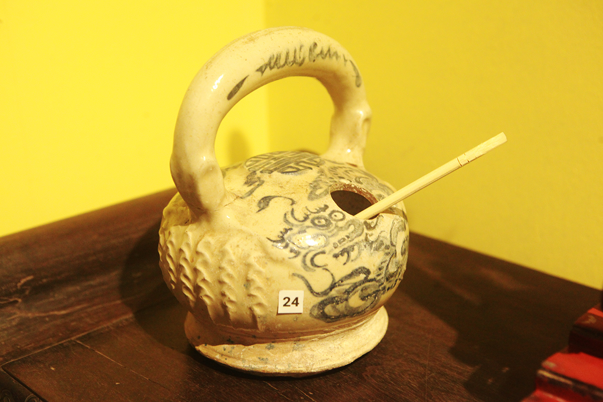  Bình vôi bằng sứ tráng men