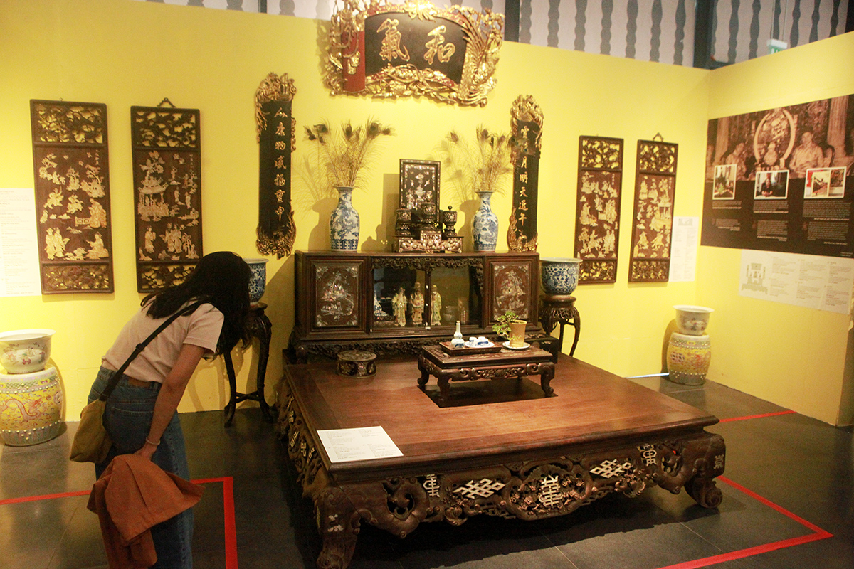 Không gian phòng khách được coi như bộ mặt của ngôi nhà với sập gụ, tủ chè được chạm trổ tinh xảo. 