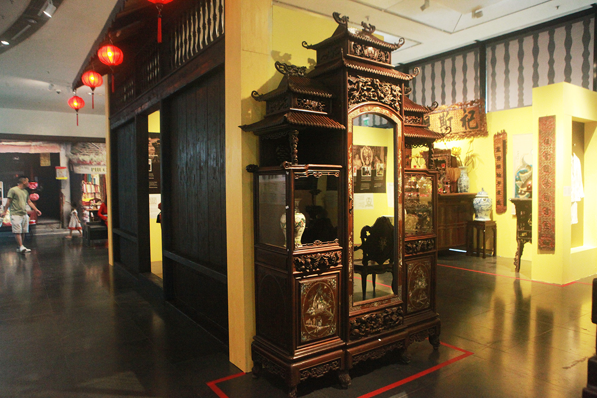 Tủ chùa vừa dùng để được các món đồ kỷ niệm, vừa là vật trang trí cho không gian phòng khách. 