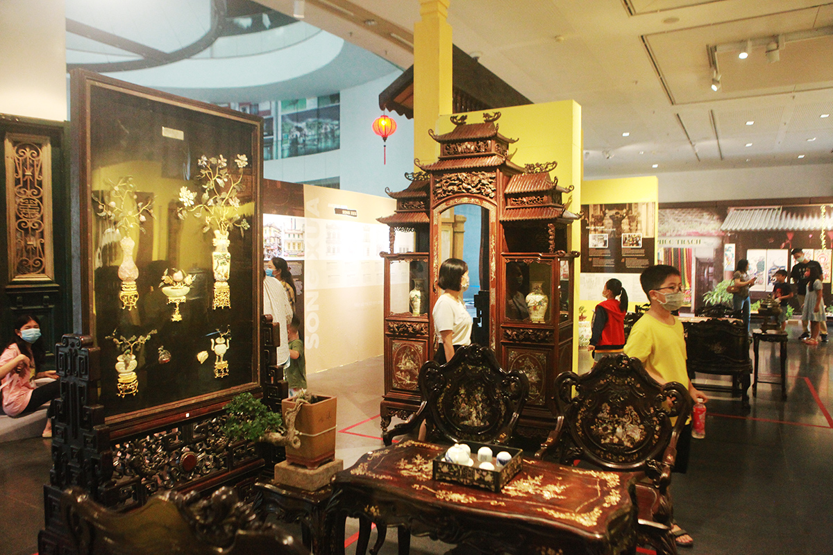 Tranh cành vàng lá ngọc được làm bằng gỗ trắc. Trang trí đề tài hoa, quả, cây cối, bình hoa, đĩa, bằng vàng, ngọc cách màu. 