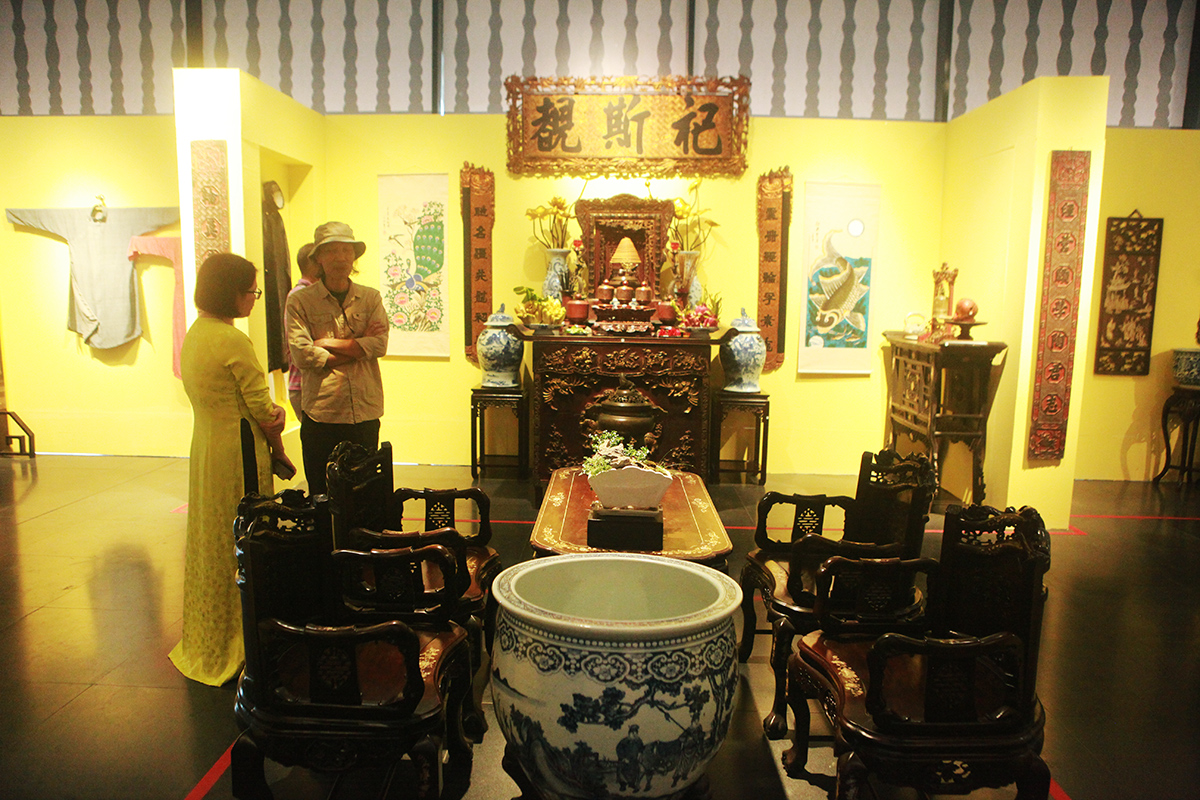 Theo truyền thống xưa các gia đình đều dành nơi trang trọng nhất của ngôi nhà để đặt ban thờ gia tiên. Thông thường đó là chiếc bàn hay tủ thờ được chạm khắc, sơn son, thếp vàng.