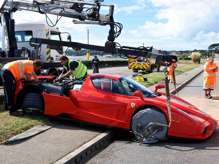 Tin tức ô tô - Lái Ferrari Enzo "hàng hiếm" đi giao khách, nhân viên gây tai nạn kinh hoàng