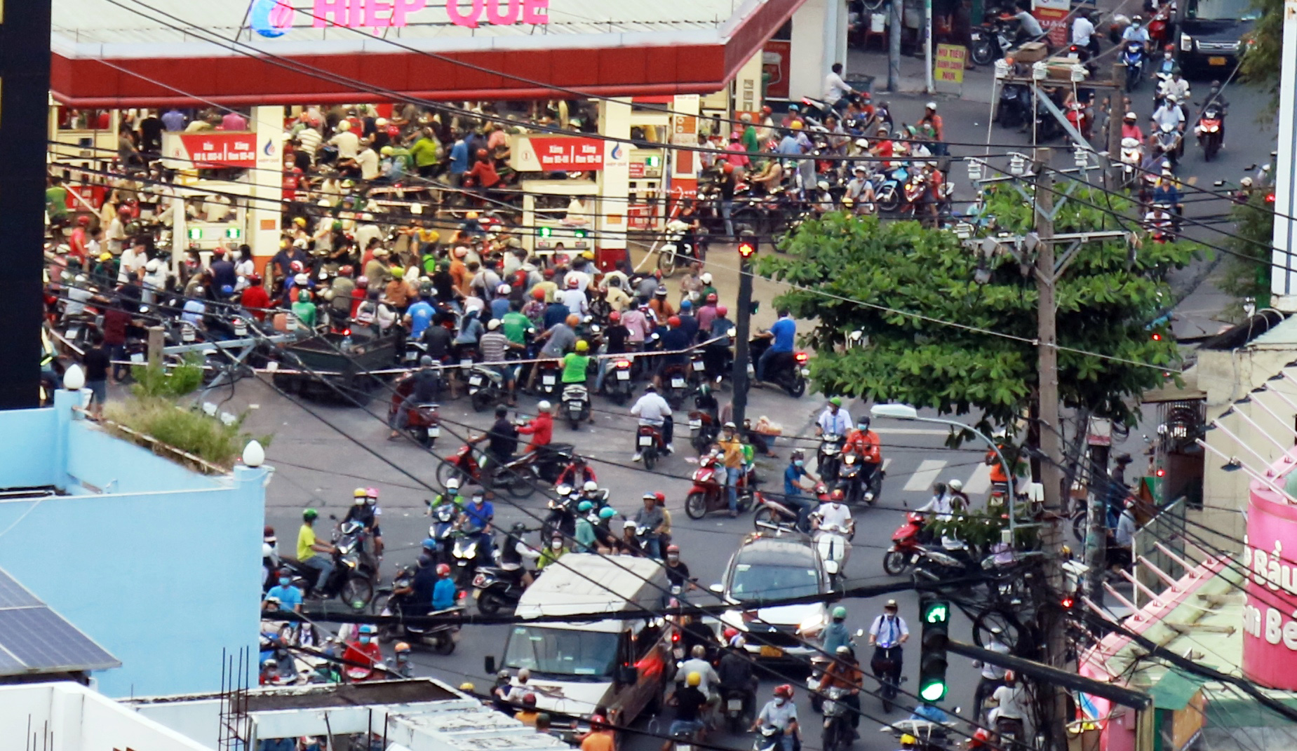 Chiều tối 10/10, tình trạng người dân đổ xô mua xăng vẫn tiếp diễn trên nhiều tuyến đường ở TP.HCM.&nbsp; Lúc 18h, tại nhiều cây xăng ở quận Bình Tân, Tân Bình, Tân Phú, xe máy, ô tô ra vào nườm nượp, xếp hàng dài chờ đổ nhiên liệu.
