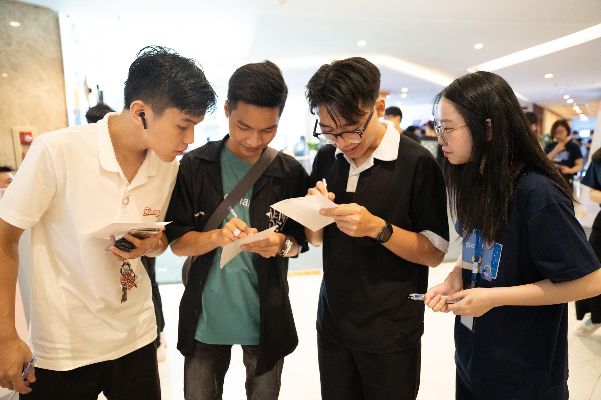 Tình nguyện viên của sự kiện hướng dẫn cho các bạn trẻ các cách thức tăng cường bảo mật.