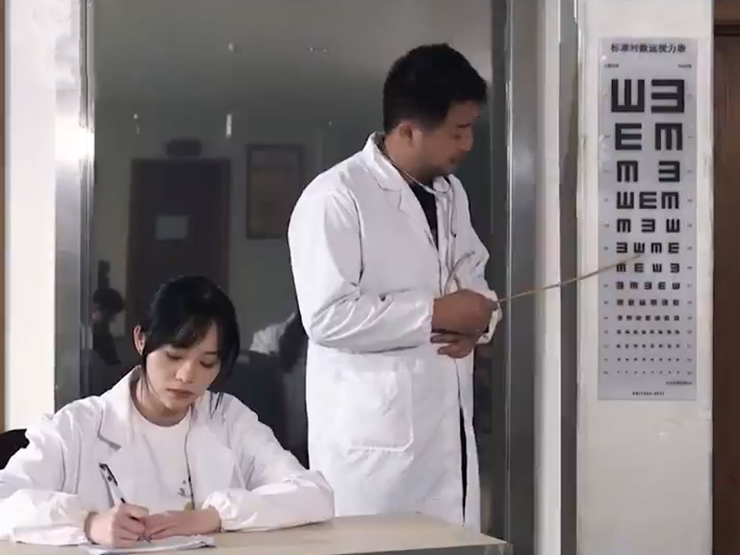 Clip hài hước - Chàng trai đi khám mắt có hành động khiến bác sĩ cũng phải ngán ngẩm
