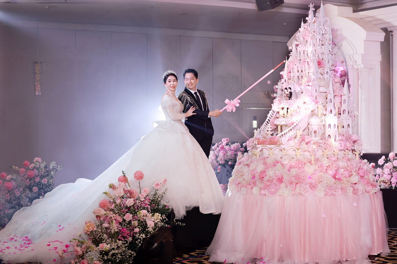 Chị Phan Thị Mai – anh Hoàng Kim Khánh lộng lẫy bên cạnh chiếc bánh kem siêu to khổng lồ.