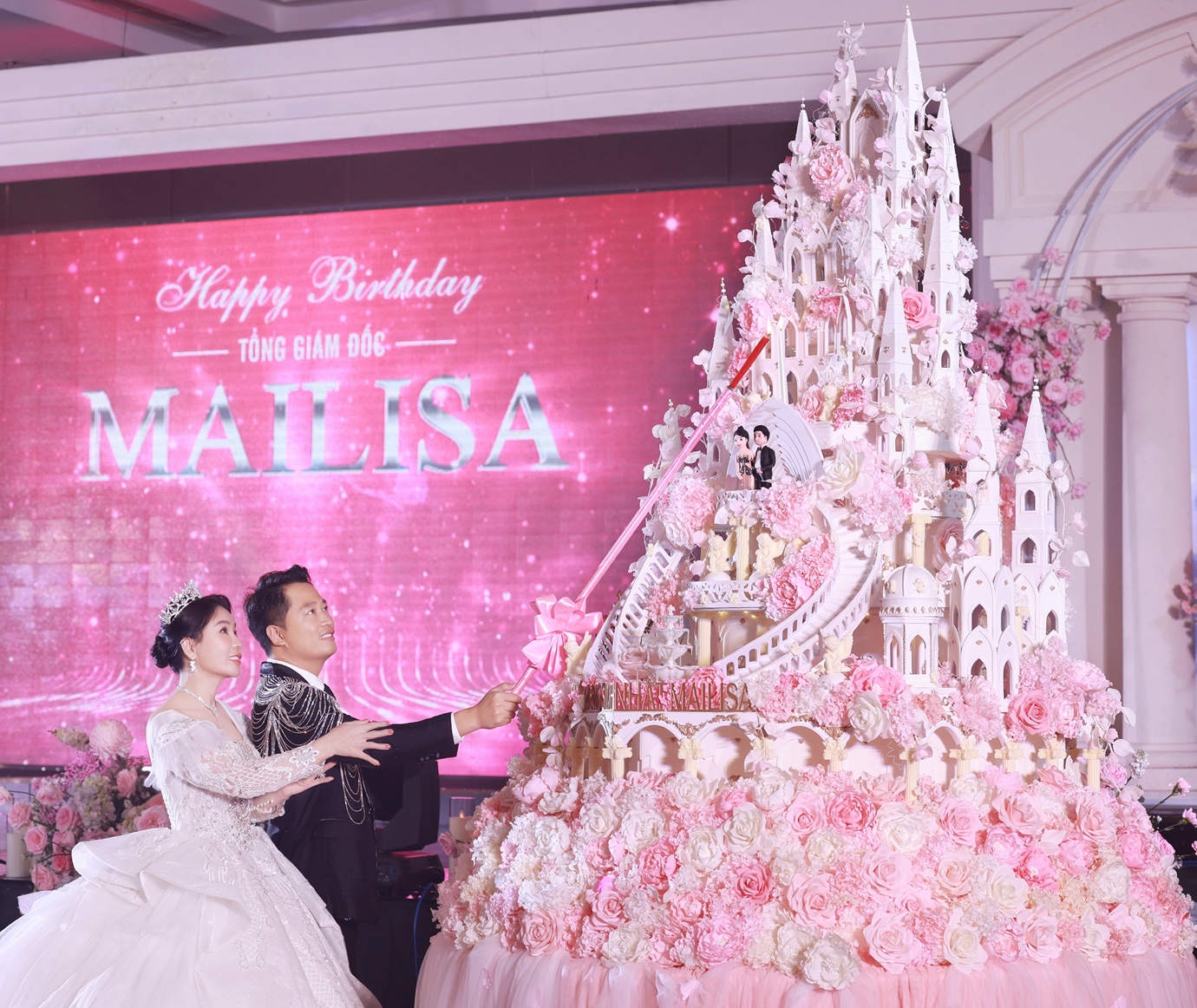 Cận cảnh chiếc bánh kem đặc biệt mang giá trị tinh thần to lớn mà anh Hoàng Kim Khánh cùng cán bộ nhân viên dành tặng chị Phan Thị Mai.