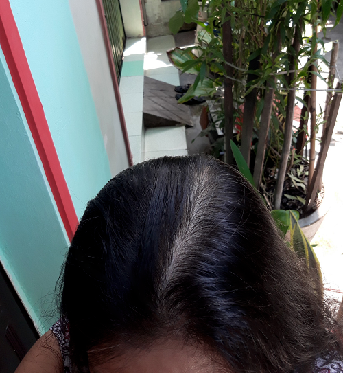 Mái tóc đen chắc khỏe của cô Hạnh