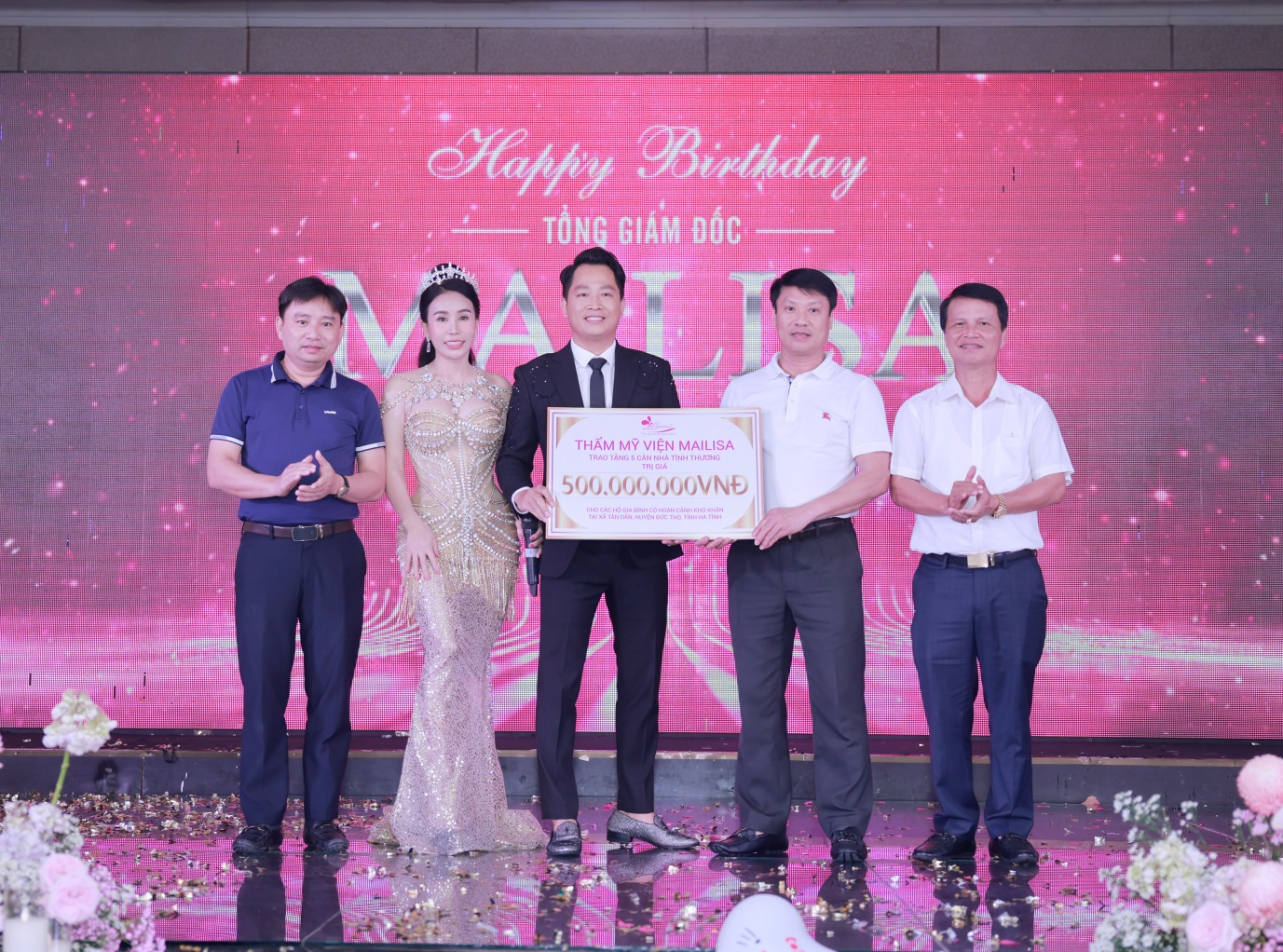 Chị Phan Thị Mai và anh Hoàng Kim Khánh trao tặng 5 căn nhà tình thương trị giá 500 triệu đồng tại bữa tiệc sinh nhật.