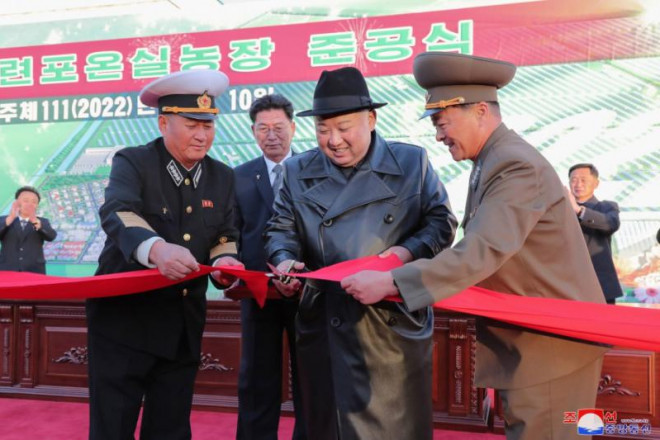 Nhà lãnh đạo Triều Tiên Kim Jong-un cắt băng khánh thành trang trại. Ảnh: KCNA