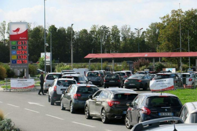 Ô tô xếp hàng chờ đổ xăng tại Petite-Foret, Pháp. Ảnh - Reuters