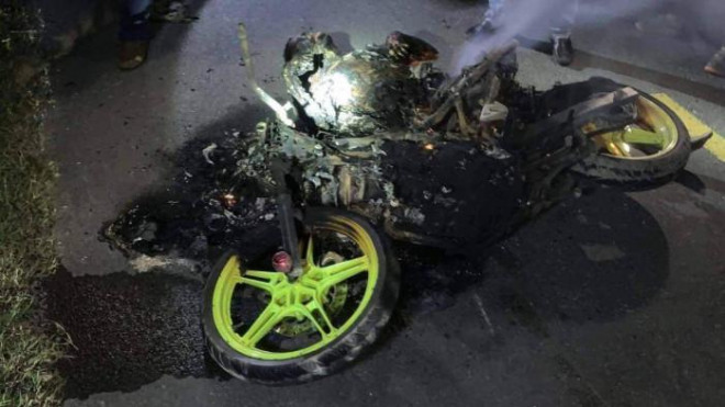 Người dân phát hiện nam thanh niên tử vong bên cạnh chiếc xe máy đang bốc cháy