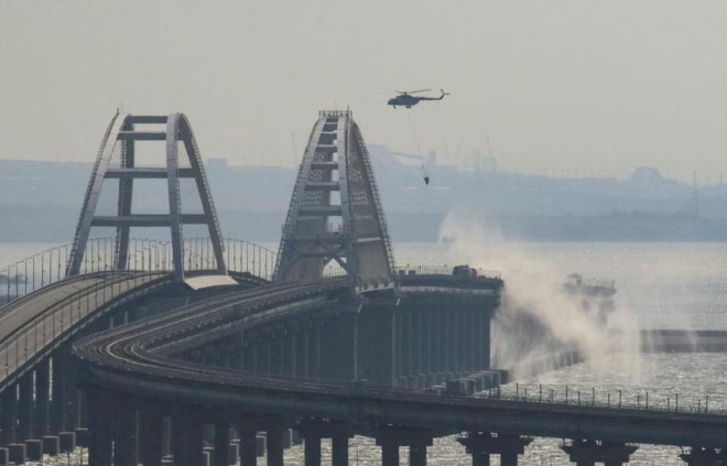 Trực thăng dập lửa tại cầu Crimea hôm 8-10. Ảnh: REUTERS