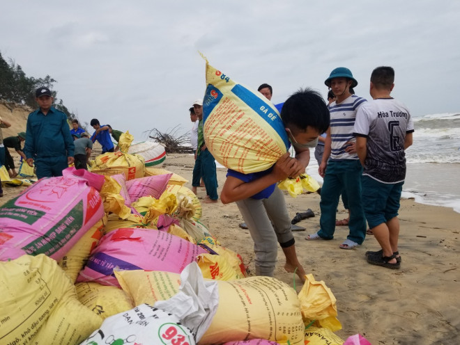 Từ sáng sớm, hàng trăm người đã tập trung về bờ biển An Dương để khẩn trương vào cát, đắp bờ đê chắn sóng.