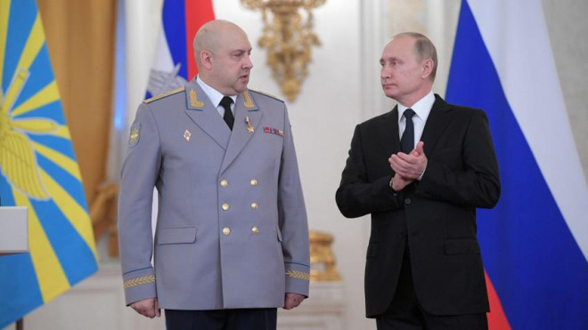 Tướng Sergei Surovikin (trái) và Tổng thống Nga Vladimir Putin. Ảnh: SKY NEWS
