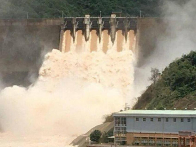 Tin tức trong ngày - Kon Tum mưa lớn, hàng loạt thủy điện xả lũ