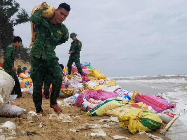 Tin tức trong ngày - Hàng trăm người oằn mình vác cát chặn "hà bá"
