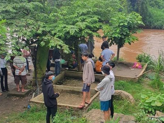 Tin tức trong ngày - Bé trai 2 tuổi bị nước cuốn trôi khi cùng mẹ thả cá phóng sinh