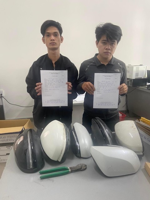 Hai đối tượng cùng các kính chiếu hậu bị bẻ.