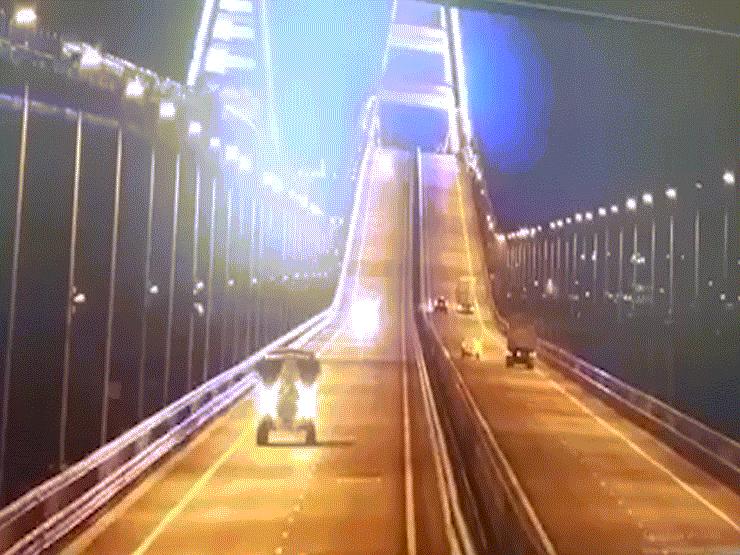 Crimea: Nổ lớn gây sập hai nhịp trên cầu dài nhất châu Âu