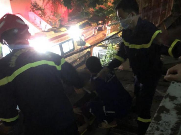 Tin tức trong ngày - Một phụ nữ rơi lầu mắc kẹt tại ban công