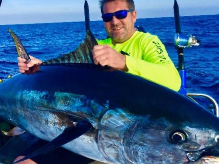 Thế giới - Anh: Bắt được cá ngừ vây xanh khổng lồ, ngang ngửa với cá mập loại lớn