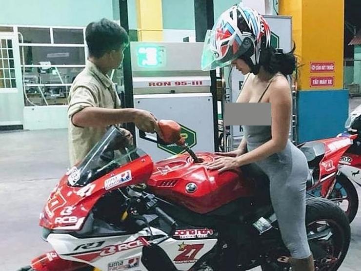 Thời trang - Xăng tăng giá, loạt người đẹp này lại hot hơn bao giờ hết khi mặc gợi cảm đi đổ xăng