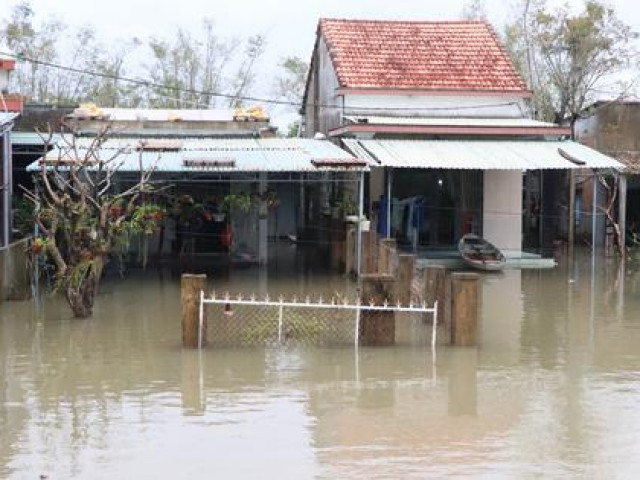 Nhiều nơi ở Quảng Nam ngập sâu hơn 2m, nước tràn qua Quốc lộ 1