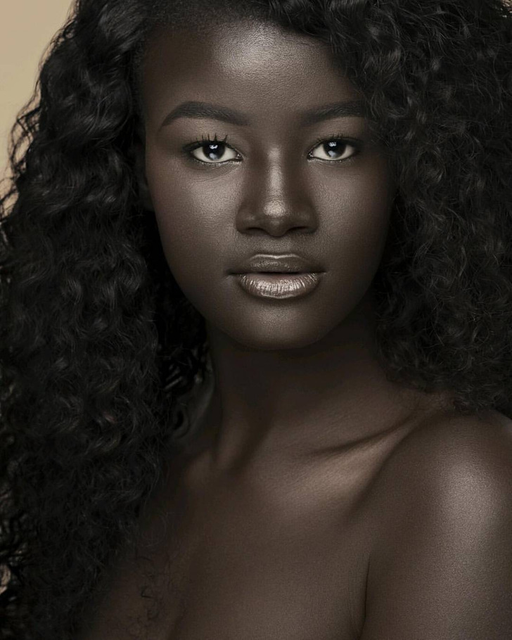 Vẻ đẹp phi thường của người mẫu da đen nhất thế giới - 4